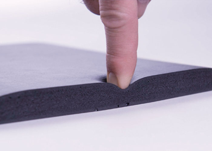 Lo stampaggio del poliuretano integrale, tra flessibilità e resistenza